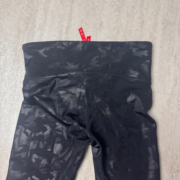 Spanx leggings black camo  Built in Contoured Power waistband tummy shaping - Picture 8 of 9